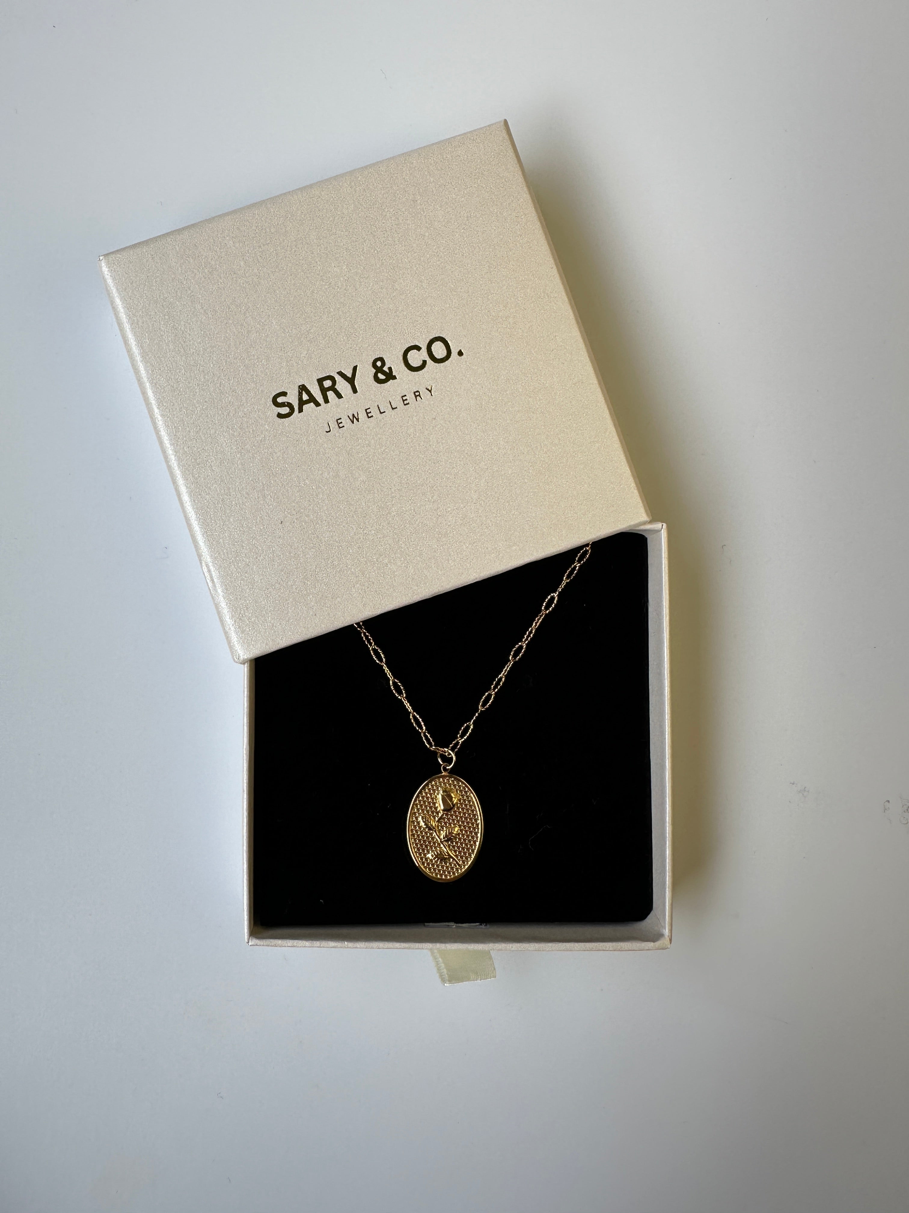 Belle - Oval rose 18k gold plated stainless steel necklace