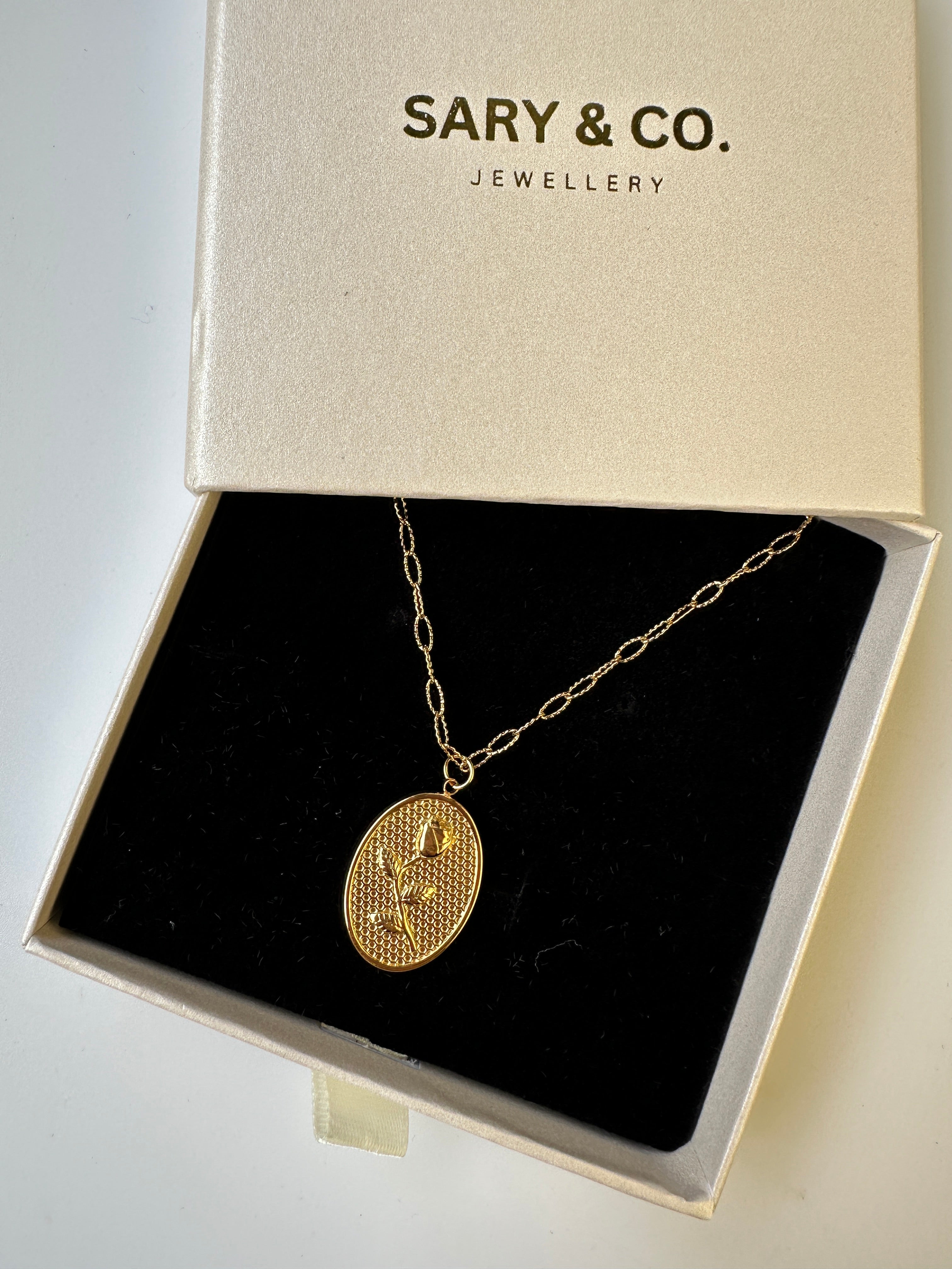 Belle - Oval rose 18k gold plated stainless steel necklace